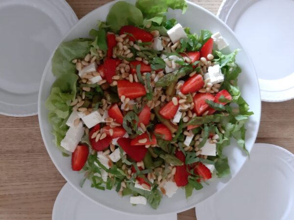 Spargelsalat mit Erdbeeren und Pinienkernen
